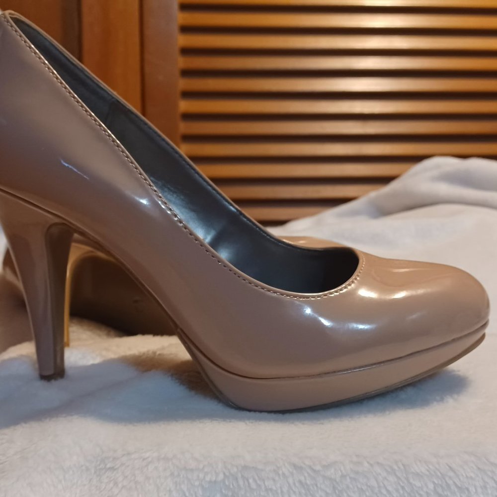 W. Worthington Beige 4 inch Plat form High Heels Size 7